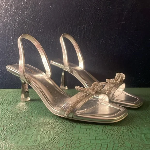 Aldo Cindie silver slingback sandals with silver rhinestone bow and kitten heel - Picture 3 of 8